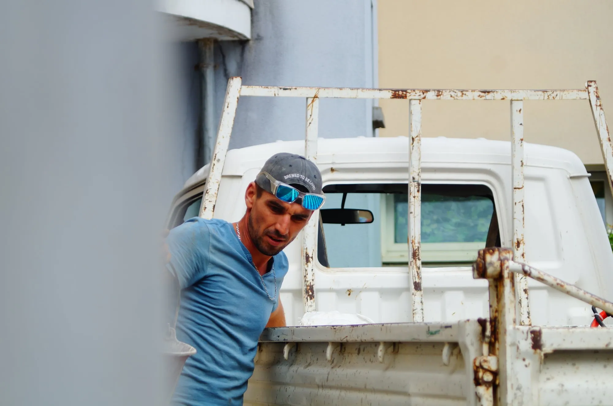 Maçon devant le plateau du camion de chantier