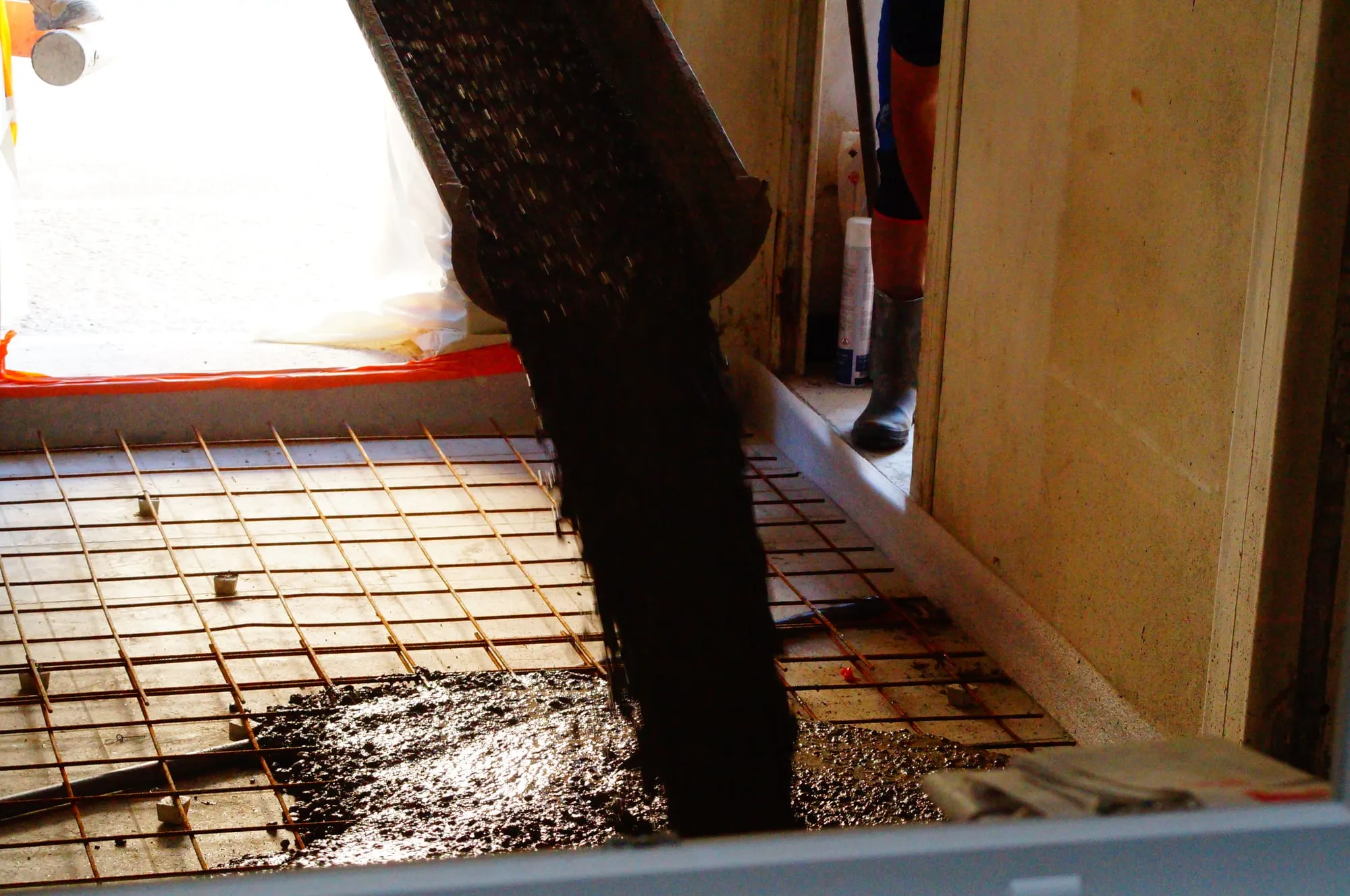 Béton coulant sur le ferraillage au pied de la porte