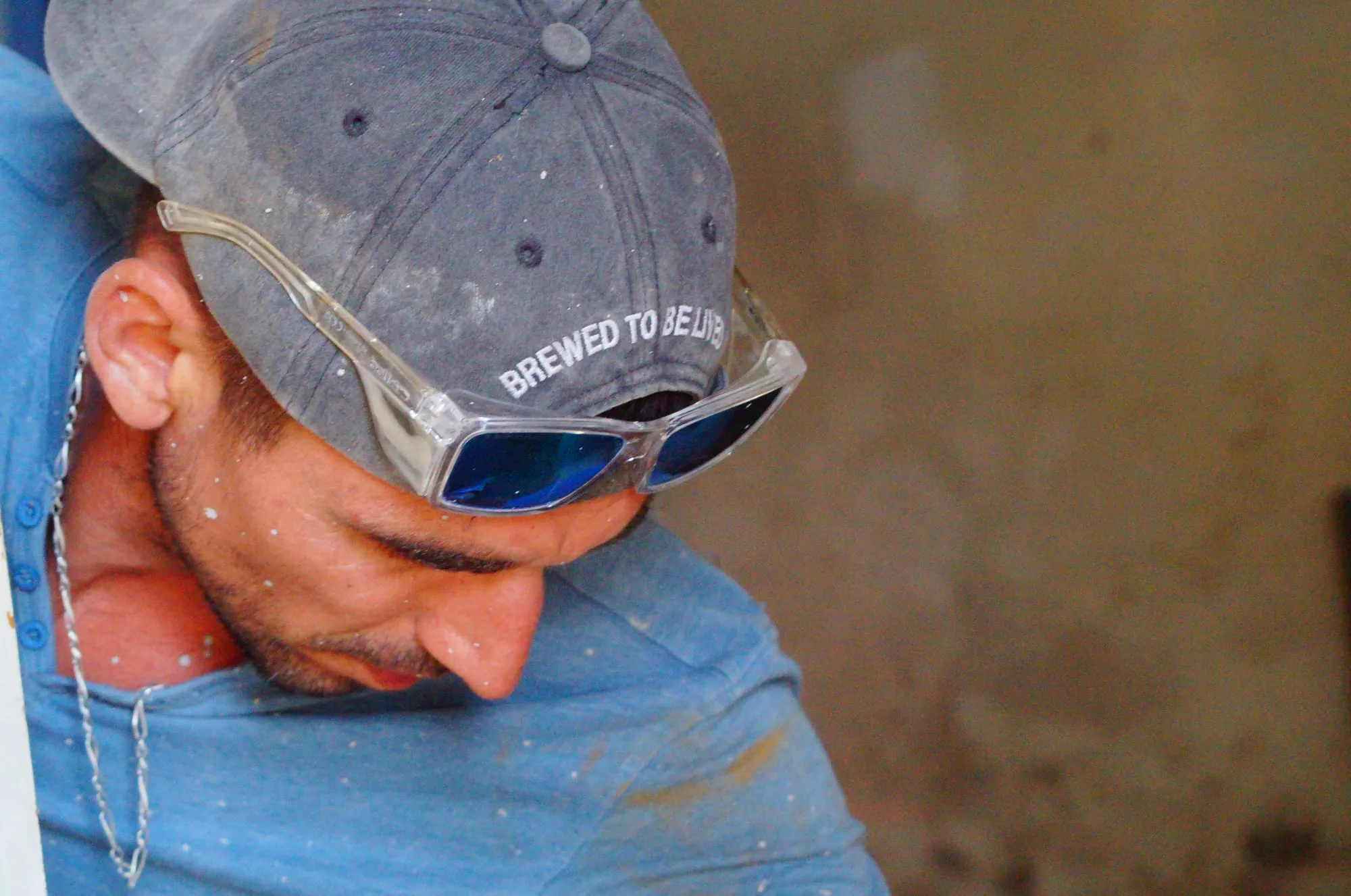 Gros plan du maçon, casquette et lunettes de protection