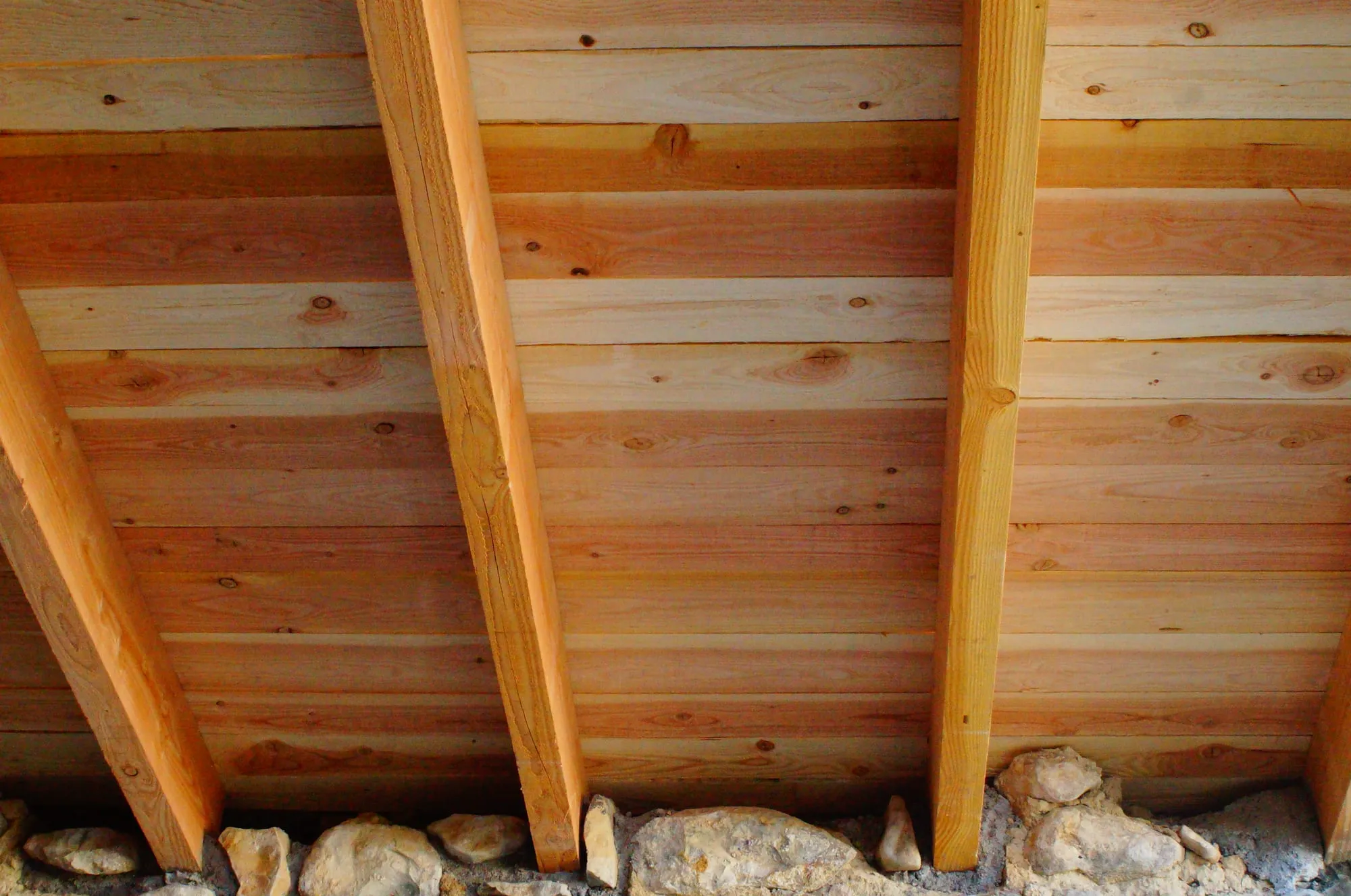 Chevrons et voliges en bois de la charpente, vus de dessous