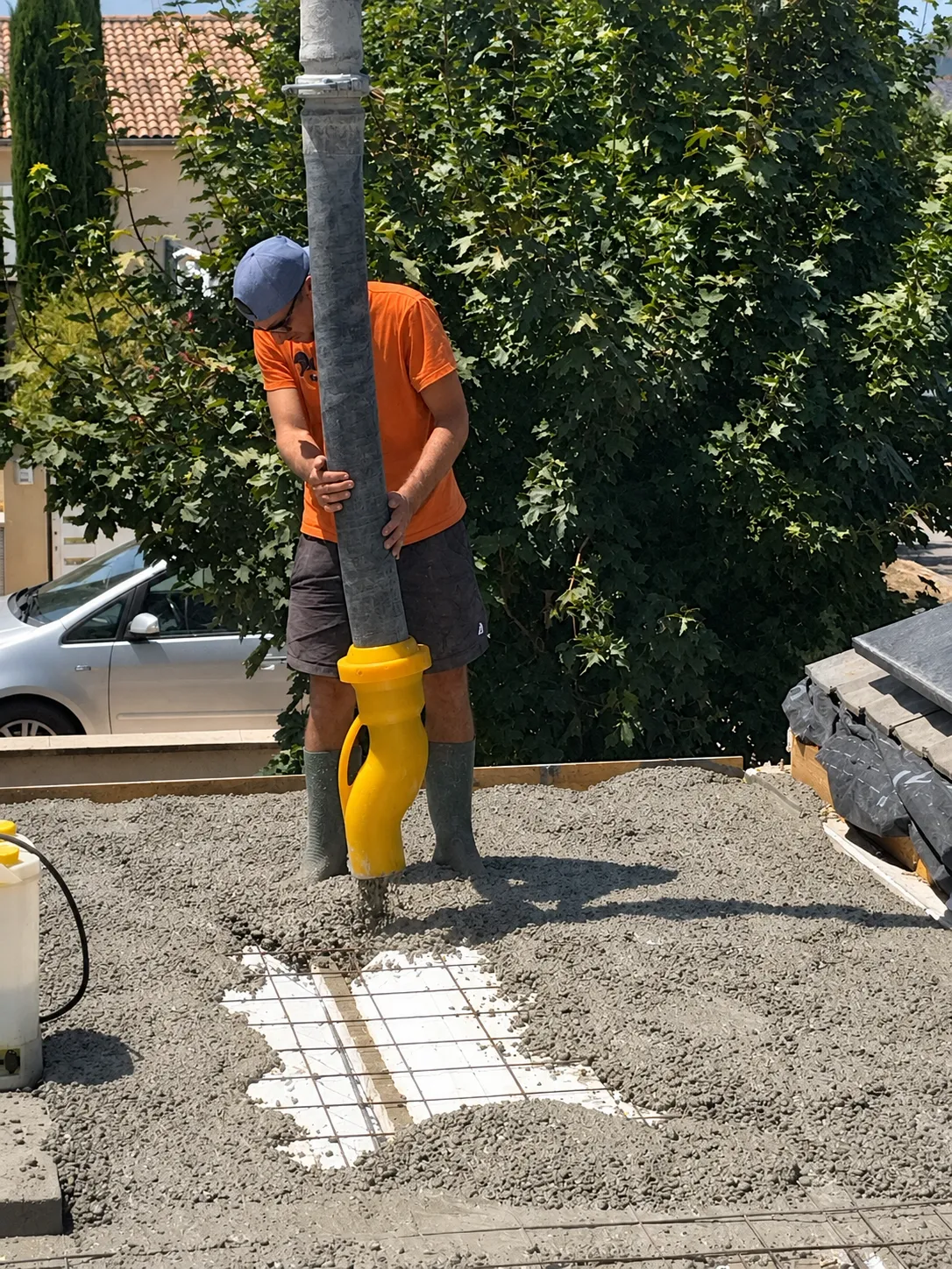 Coulage du béton à la pompe sur une dalle ferraillée
